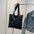 Bolso tote acolchado negro minimalista en nailon brillante con diseño acolchado - Negro