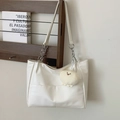 Grand sac cabas blanc en similicuir avec bandoulière chaîne et pendentif peluche - Blanc Cassé