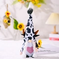 Gnomo di peluche a tema mucca con cappello maculato, cuore di paillettes e girasole - Stile treccia