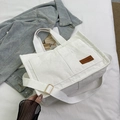 Weiße Cord-Tragetasche mit verstellbarem Riemen und Leder-Patch für vielseitigen Freizeitlook - Weiß