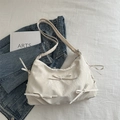 Borsa a spalla minimalista crema con fiocchi a farfalla e trama marmorizzata - Bianco