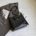 Minimalistische schwarze PU-Leder-Einkaufstasche mit dekorativer Schleife und Riemen - Mit Anhänger / Schwarz