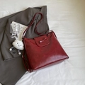 Dunkelrote Vintage Minimalist Tote Bag mit süßem Wolkenanhänger und Schleife - Mit Anhänger / Burgunderrot