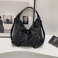 Borsa tote nera di grande capacità con texture plissettata e doppie tracolle regolabili - Senza ciondolo / Nero
