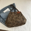 Tragetasche aus Canvas mit Leopardenmuster, braunem Lederpatch und Schultergurten - Braun