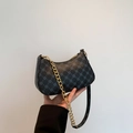 Schicke schwarze Hobo-Tasche mit grauen Grafikprints und goldenem Kettenriemen - Schwarz
