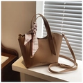 Details der braunen Leder-Eimertasche mit Seidenschal und verstellbarem Gurt - Khaki