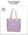 Détail du sac cabas en nylon lilas avec poignées larges et poche avant zippée - Violet