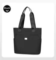 Détail du sac cabas en nylon noir montrant la plaque en métal et la grande poche - Noir