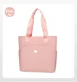Détail du sac cabas en nylon rose avec plaque métallique et poches latérales pratiques - Rose
