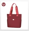 Vue détaillée d'un sac cabas rouge en nylon avec poignées robustes et poches latérales - Rouge