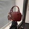 Sac bowling rétro bordeaux brillant avec pendentif perle et bandoulière amovible - Rouge