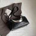 Bolso bandolera minimalista de cuero suave negro con forro metálico plateado - Negro