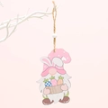 Pendentif de Pâques en bois avec gnome et oreilles de lapin sur fond rose tendre - Style Chapeau Rose