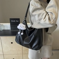 Bolso hobo grande negro mate con un colgante de nube de peluche blanco para mujer - Negro Con Colgante