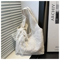 Dettaglio della borsa tote in pizzo floreale bianco con un grande fiocco decorativo - Con Sciarpa di Seta / Bianco