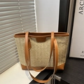 Sac cabas rayé en paille contrastée avec bordure en cuir marron et doubles bandoulières - Marron