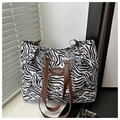 Borsa tote in tela zebrata con manici in pelle marrone e catena argentata - Zebra Print