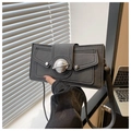 Detail der grauen matten Schultertasche mit rundem Metallverschluss und eleganter Klappe - Schwarz