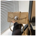 Detail der khakifarbenen Segeltuchtasche mit Metallschnalle und Nietentaschen - Khaki
