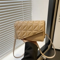 Beige Umhängetasche mit Dreieckssteppung und elegantem goldenen Metallbesatz-Detail - Khaki