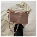 Detalle del bolso nube rosa claro con asa de cuentas y textura de cuero plisado - Rosa