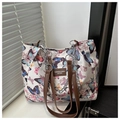 Borsa tote in tela con stampa di farfalle, manici in pelle e catena decorativa - Farfalla Colorata