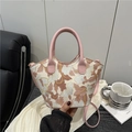 Rosa-cremefarbene Trapez-Handtasche mit Blumenmuster, runden Griffen und Schultergurt - Rosa