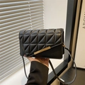 Bolso bandolera acolchado negro con herrajes metálicos dorados y correa fina al hombro - Negro