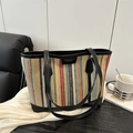 Grand sac cabas tissé coloré à rayures verticales et anses noires sur une chaise - Noir Multicolore