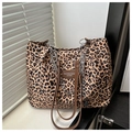 Grande borsa tote in tela con stampa leopardata catena argento e tracolla cuoio - Leopardo Marrone
