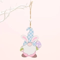 Nain de Pâques en bois avec oreilles de lapin et chapeau à carreaux sur branche - Style Chapeau Plaid Bleu