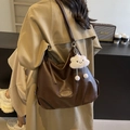 Bolso tote grande minimalista en cuero café oscuro con colgante de nube - Café Con Amuletos