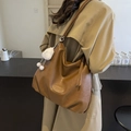 Bolso tote grande de cuero marrón con colgante de conejo de peluche para uso diario - Marrón con Colgante