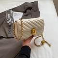 Bolso de hombro beige acolchado con costuras en V y correa de cadena dorada - Blanco Roto