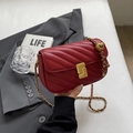 Elegante bolso de cuero acolchado rojo oscuro con cadena dorada y colgante de esfera - Rojo