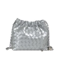 Silberne geflochtene Beuteltasche mit Metallkette und rundem Anhänger-Detail - Groß / Silber