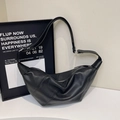 Schwarze sichelförmige Tasche mit Litschistruktur, verstellbarem Gurt und Silberbeschlägen - Schwarz