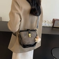 Sac seau gris foncé avec garniture en cuir noir et porte-clé peluche mignon - Brun Thé Foncé (Avec Pendentif)