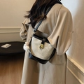 Sac seau rétro en toile et cuir noir avec breloque pelucheuse et fermoir doré mat - Blanc & Noir (Avec Pendentif)