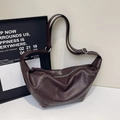 Retro dunkelbraune halbmondförmige Umhängetasche aus strukturiertem Kunstleder mit Silberzipper - Braun