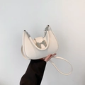 Schicke weiße Hobo-Tasche mit silberner Schleife und verstellbarem Schultergurt für Damen - Gebrochenes Weiß