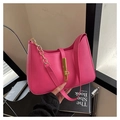 Dettaglio della borsa fucsia in pelle con catena dorata e fibbia metallica di design - Rosa Rosso