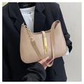 Dettaglio della borsa hobo in pelle beige con fibbia dorata e tracolla in catena - Cachi