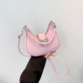 Rosa Halbmond Hobo-Tasche aus glänzendem Kunstleder mit silberner Bogenschnalle - Rosa
