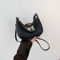 Elegante schwarze Halbmond-Tasche mit silberner Metallschleife und langem Gurt - Schwarz