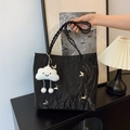 Borsa tote nera effetto stropicciato con farfalle metalliche e ciondolo a nuvola - Senza Ciondolo / Nero