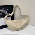 Minimalistische beige Halbmondtasche aus Faltenleder mit verstellbarem Riemen - Gebrochenes Weiß