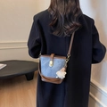 Sac seau en toile bleue et cuir marron avec texture rétro et pendentif peluche - Bleu avec pendentif