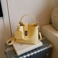 Sac seau en cuir grainé jaune pâle avec breloque chien et bandoulière réglable - Jaune